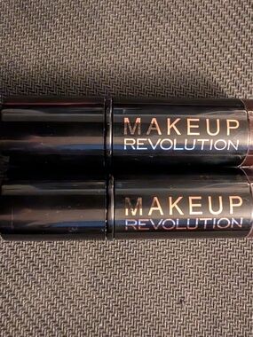 Makeup Revolution Lipstick Duo in Deep Rose / Mauve Tones Name Is Vamp